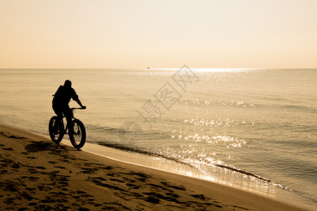 冬季海边骑自行车的人图片