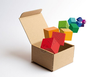 装在盒子中的立方体运输概念图片