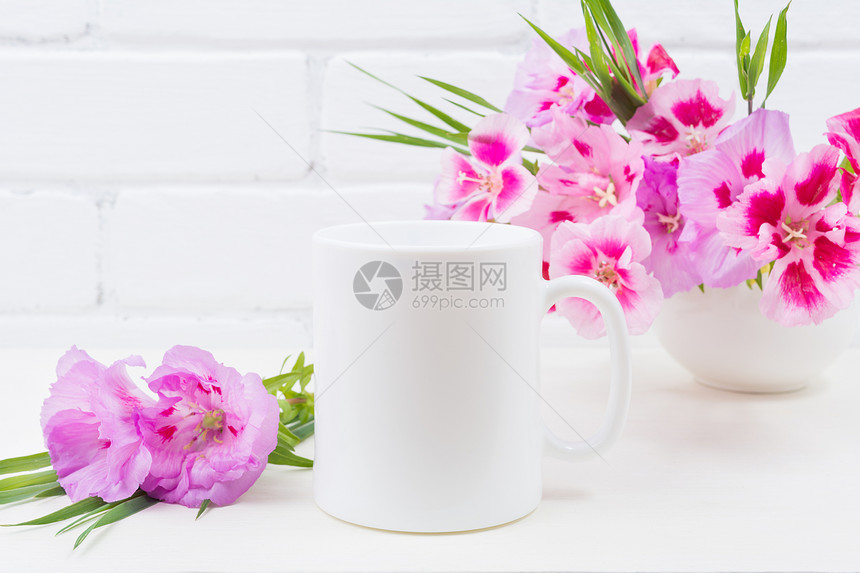 白咖啡杯模型粉红色的godetiaclrki花空的杯子模型设计宣传图片