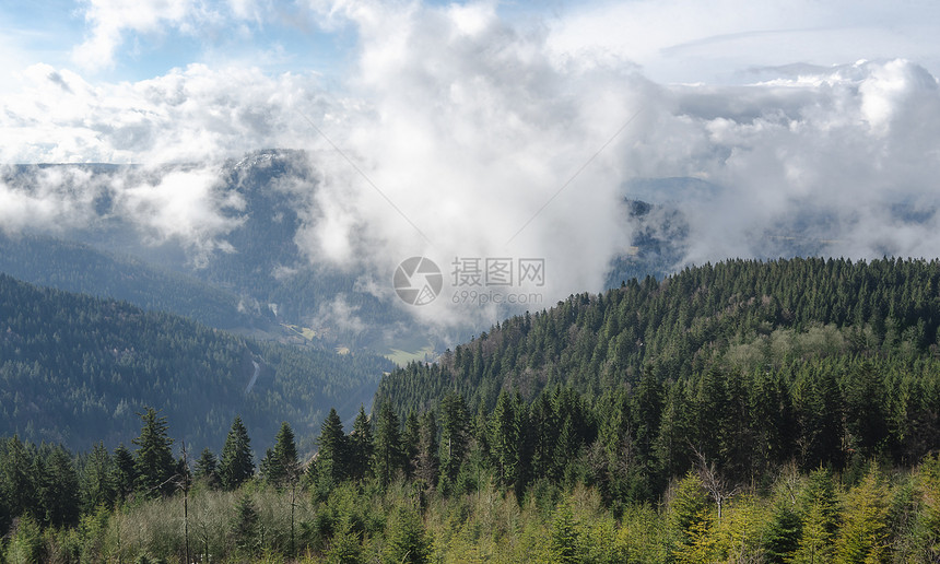 阳光明媚的春日云层和林覆盖着黑森山脉高风景和白云旅行目的地图片