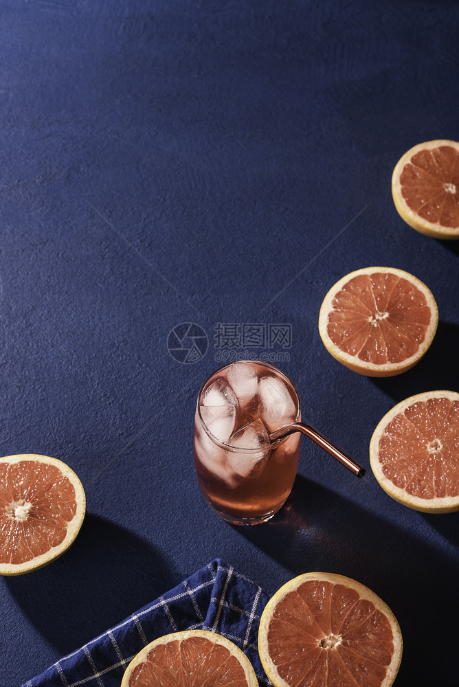 成熟的葡萄果切一半杯葡萄汁柠檬加冰块夏季冷饮新鲜热带水果草饮料图片