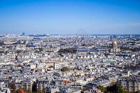从埃菲尔铁塔鸟瞰城市巴黎法国从法国埃菲尔铁塔俯瞰巴黎城市图片
