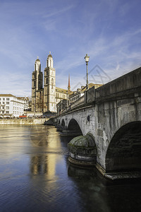 苏黎世古城中心市风景在苏黎世的古老城市中心有穆斯特布鲁克桥和大教堂图片