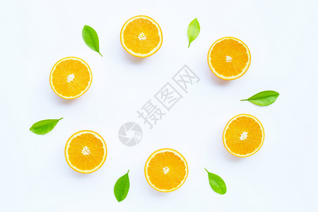白色圆框素材高维生素C多汁和甜圆框由新鲜橙色水果制成白背景的叶子复制空格背景