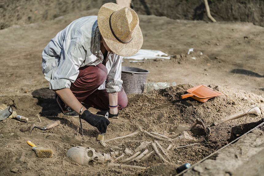 考古挖掘人类遗骸图片