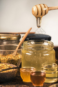 蜂蜜流进玻璃罐木制图片
