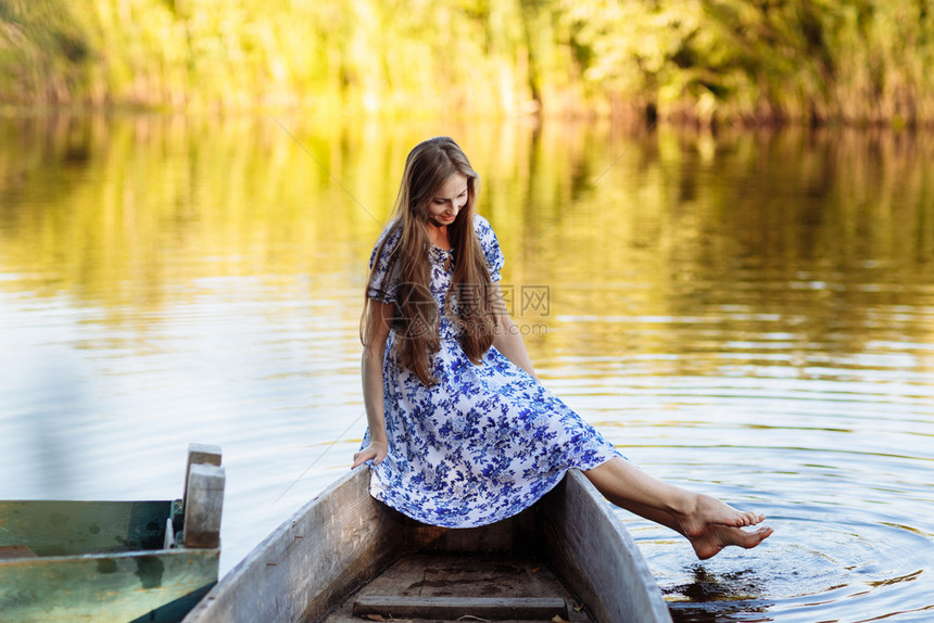 女孩在船上玩得开心女孩坐在湖里的一条船上图片