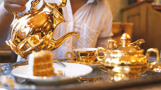 在咖啡馆或餐厅里装满的金奢华茶壶图片