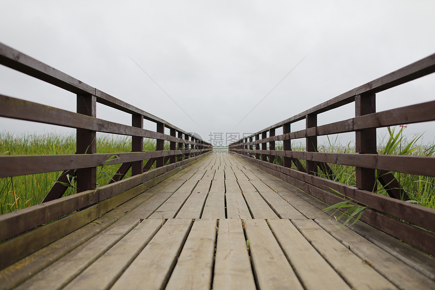 带有栅栏和云天的木桥背景和有栅栏和云天的木桥背景图片