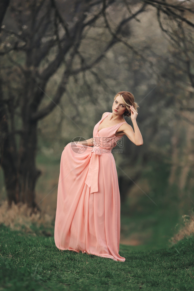 穿着粉色晚礼服的美女图片