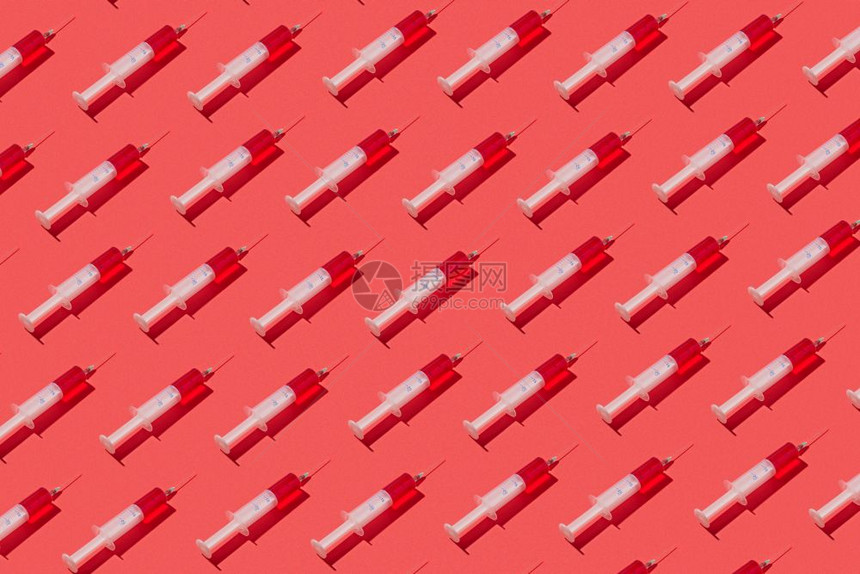 红血塑料注射器或静脉疫苗的医学对角模式图片