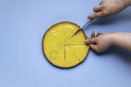 柠檬馅饼平板蓝底片一块柠檬馅饼切水果蛋糕图片