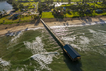 空中无人驾驶飞机拍摄海滩的景色图片