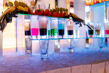 收集彩色镜头和酒吧上的水果一组酒精迷你鸡尾手选择焦点图片