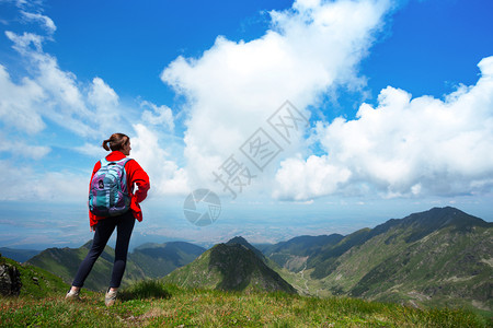 女孩在山上徒步旅行图片