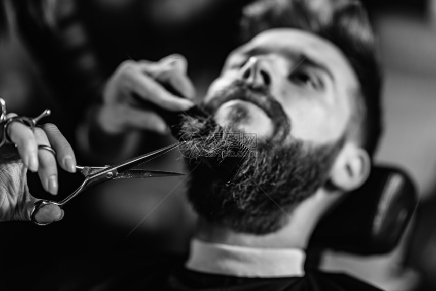 在修剪胡子的男人图片