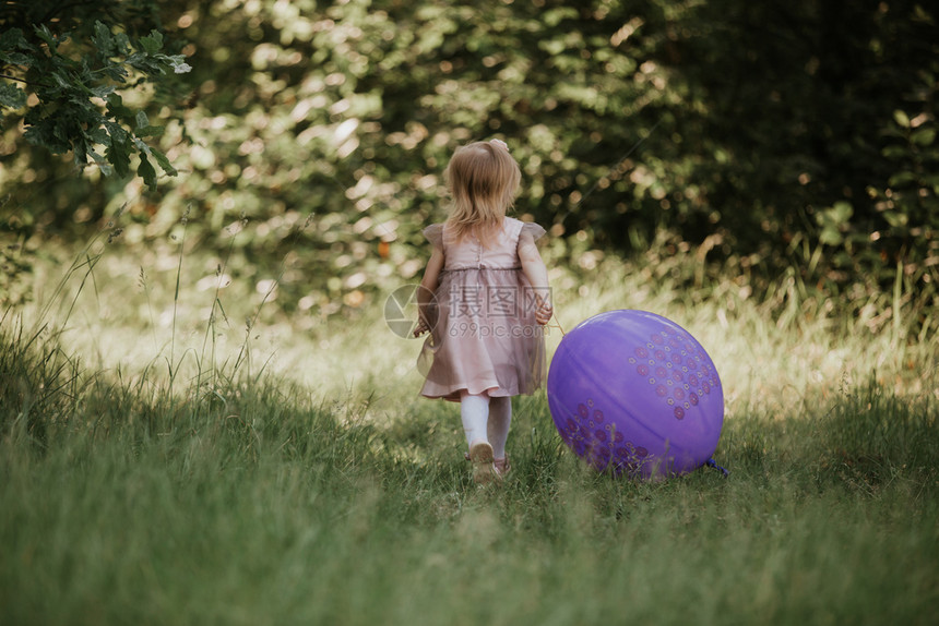 25岁的时髦女婴穿着大气球时髦的粉色洋装在草原上玩耍生日派对公园里有个气球的小女孩图片