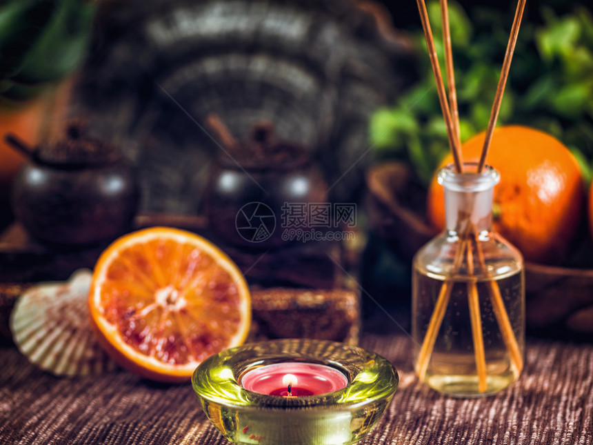 蜡烛柑橘水果和木棍的芳香药瓶疗法成分图片