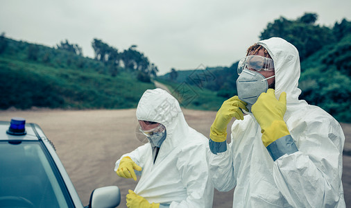 2名年轻人穿着带面具和手套的细菌防护服2名年轻人穿着细菌防护服图片