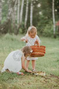 两个小女孩在公园里玩小鸡图片