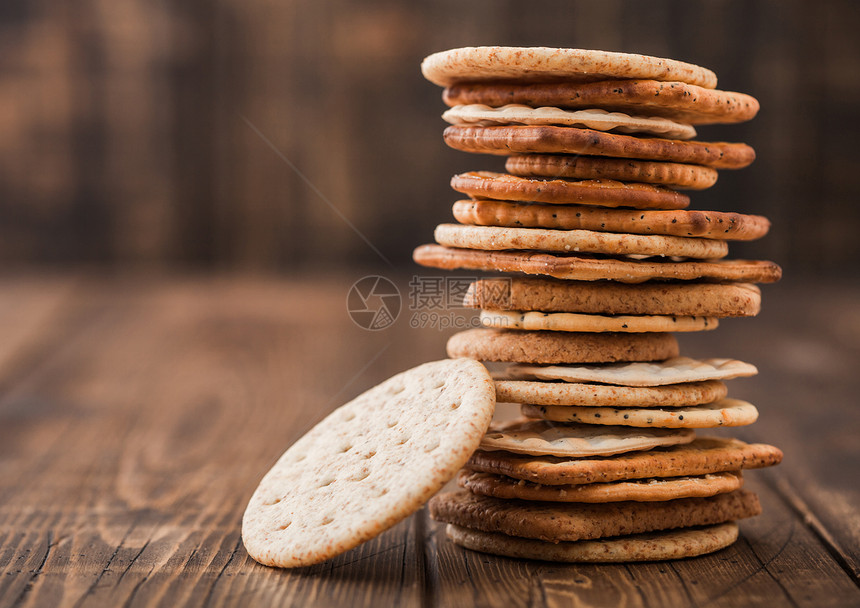 各种有机脆麦黑和玉米扁面包饼干木本上含芝麻和盐图片