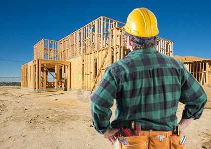 在建筑工地造新房子时用硬帽检查合同承包商图片