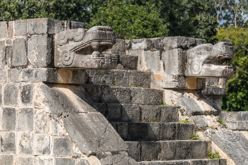 在墨西哥ChicenItza考古遗址的美洲豹雕像头塑图片