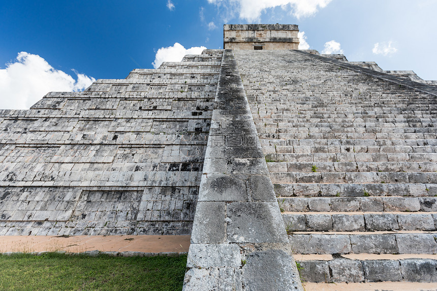 在墨西哥KichenItza的考古遗址Maynelcstio金字塔图片