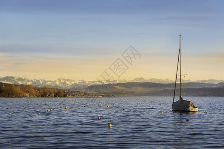 日落时停泊在苏黎世湖的帆船苏黎世湖和威山的风景背景