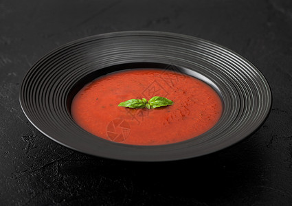加兹帕乔黑餐厅盘子底番茄奶油汤背景