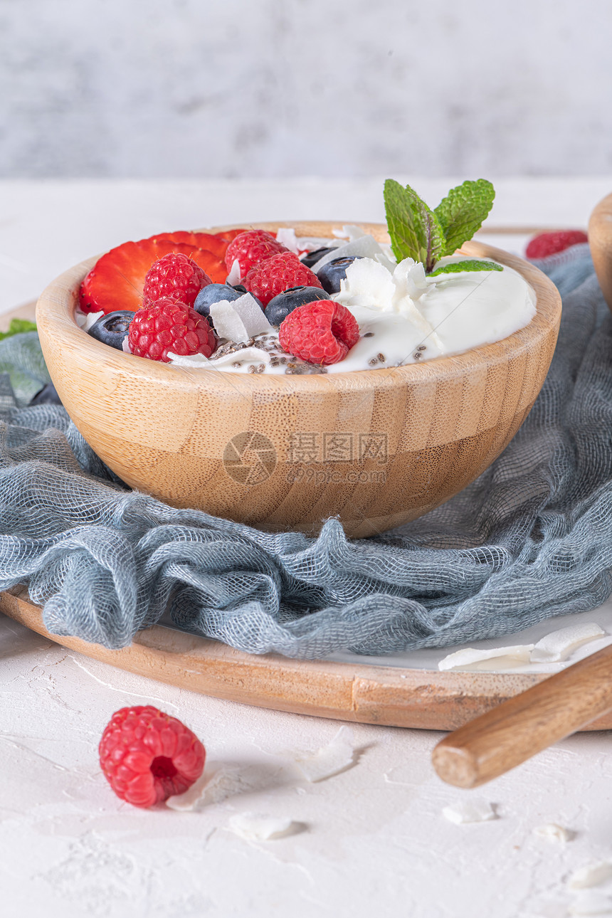 酸奶和浆果用于健康早餐图片