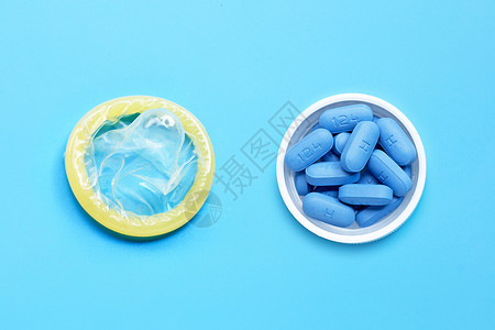 除概念外在蓝底塑料药丸瓶盖内用避孕套预先接触前防流感背景图片