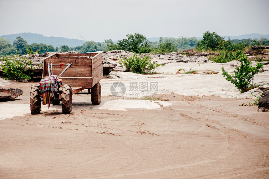 古老的农耕业拖拉机或轮式犁地在泰国乌本拉恰塔尼的农业平原上图片