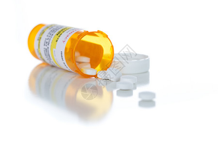 非专有药品处方瓶和外溢丸在白色背景中被孤立背景图片