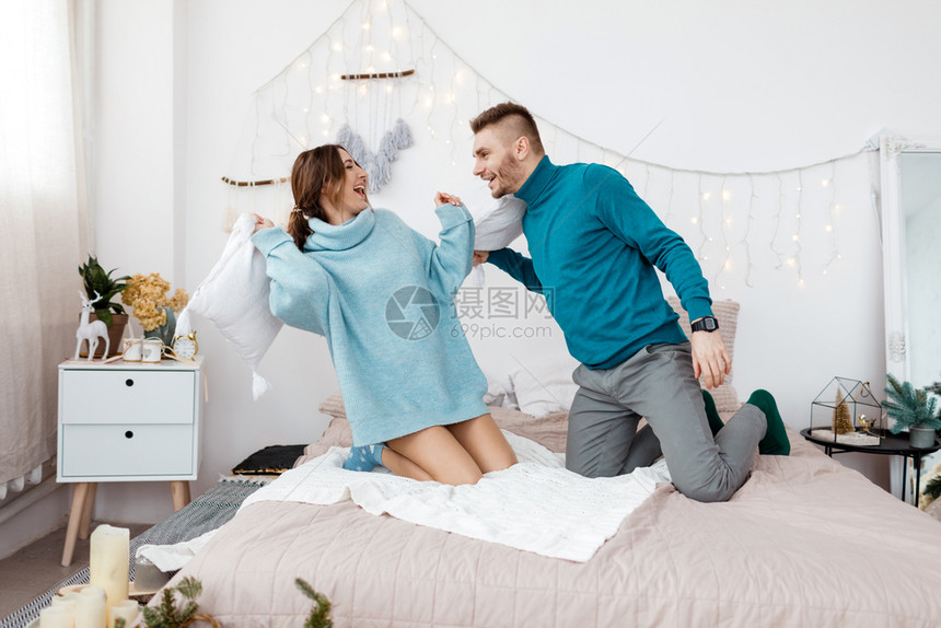情侣在床上用枕头玩游戏图片