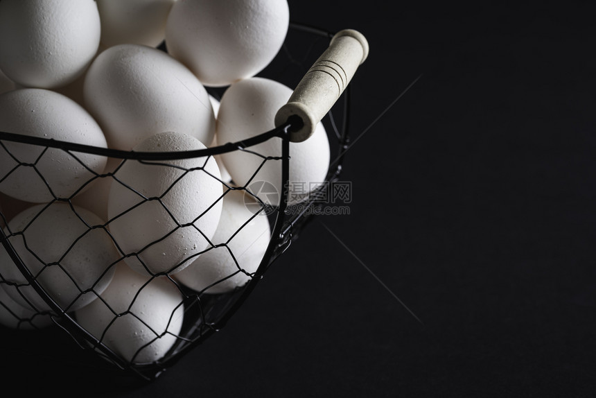 黑桌上的铁篮子里白蛋浅新鲜鸡蛋丰富的白质来源图片