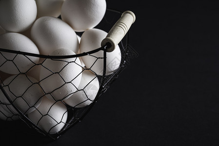 黑桌上的铁篮子里白蛋浅新鲜鸡蛋丰富的白质来源高清图片