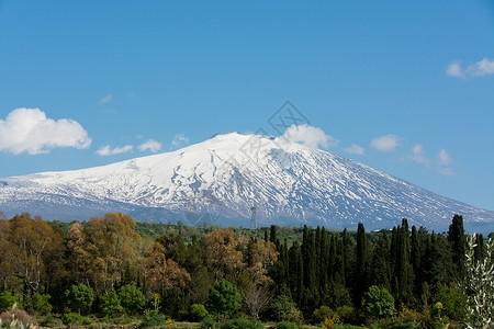 从平原观测到的意大利火山图片