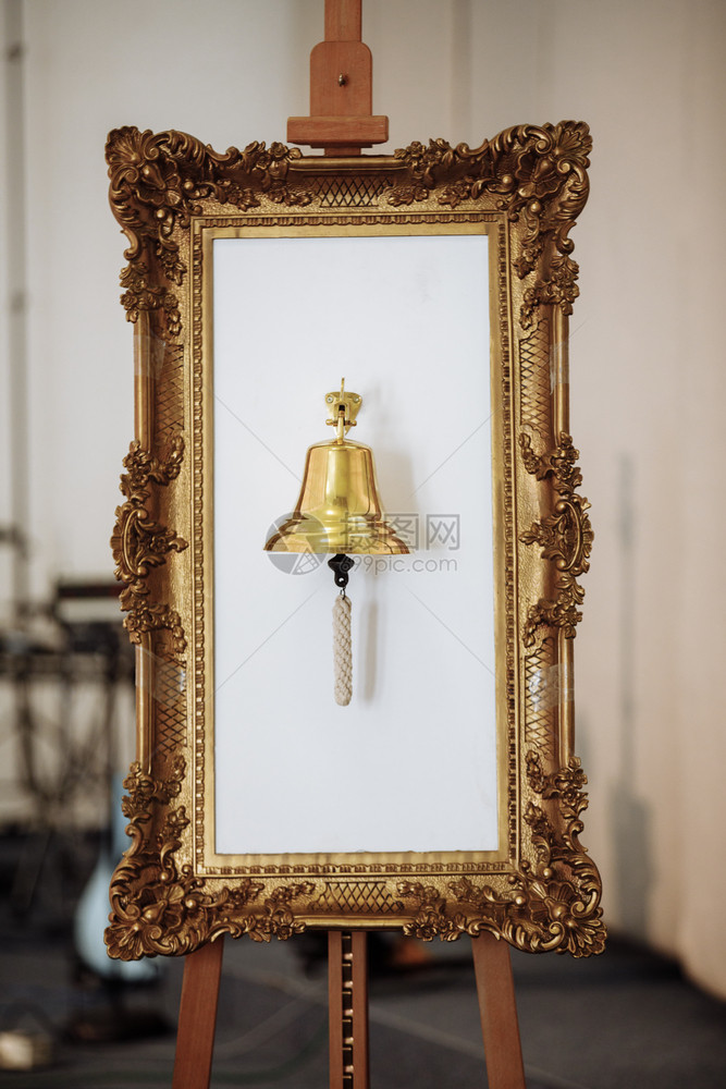 金镜框白色背景的金铃婚礼装饰选择焦点白色背景的金镜框选择焦点图片
