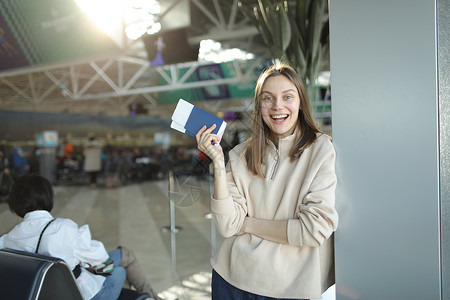 开心的女士手中拿着护照和登机证图片