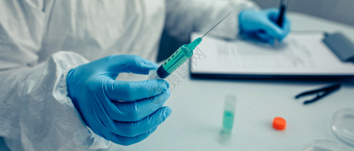 实验室内持有注射针筒和疫苗有选择地关注表的疫苗图片