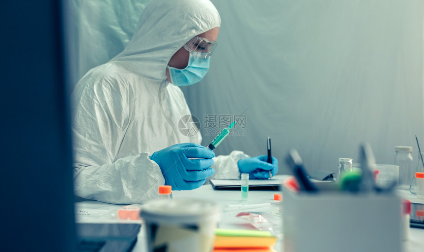 具有细菌保护诉讼的无法辨认女科学家在实验室调查疫苗图片