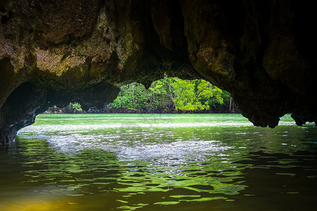 艾米莉亚克拉克石灰岩悬崖的洞穴长海湾泰国背景