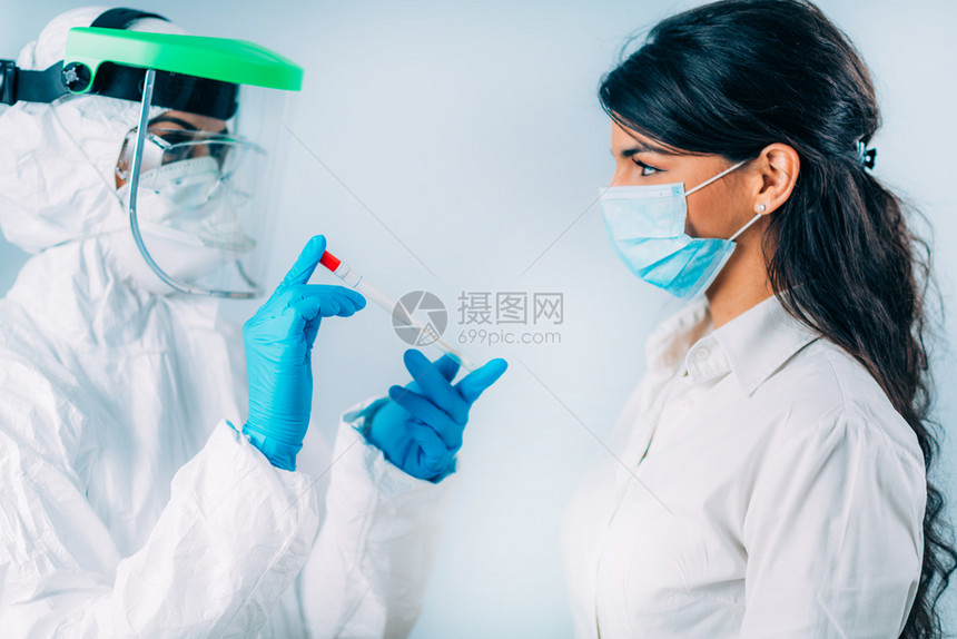 医护人员在给青年女子做核酸检测图片