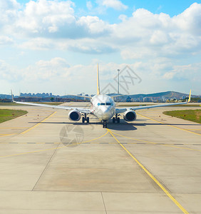 飞机在机场的跑道上背景图片