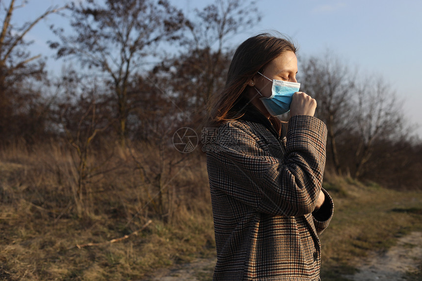 外出咳嗽时身戴保护无菌医疗面具的欧洲年轻女症状流行冠状概念covid19咳嗽女孩身戴保护无菌医疗面具的欧洲年轻女户外咳嗽症状流行图片