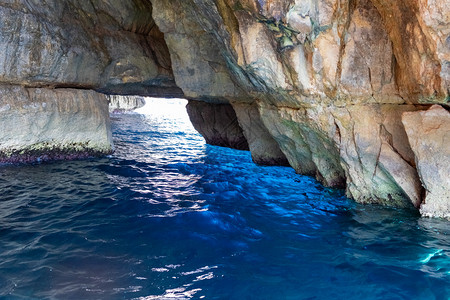 海水中美丽的岩石绿和蓝的海水中美丽岩石绿和蓝海水中美丽岩石背景图片