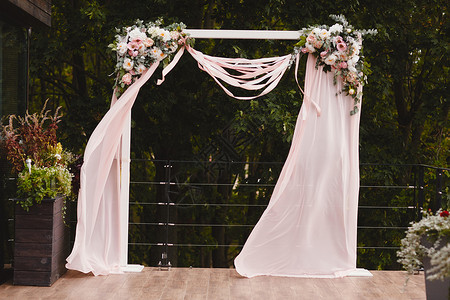 婚纱装饰外边有粉红白玫瑰和织物背景图片