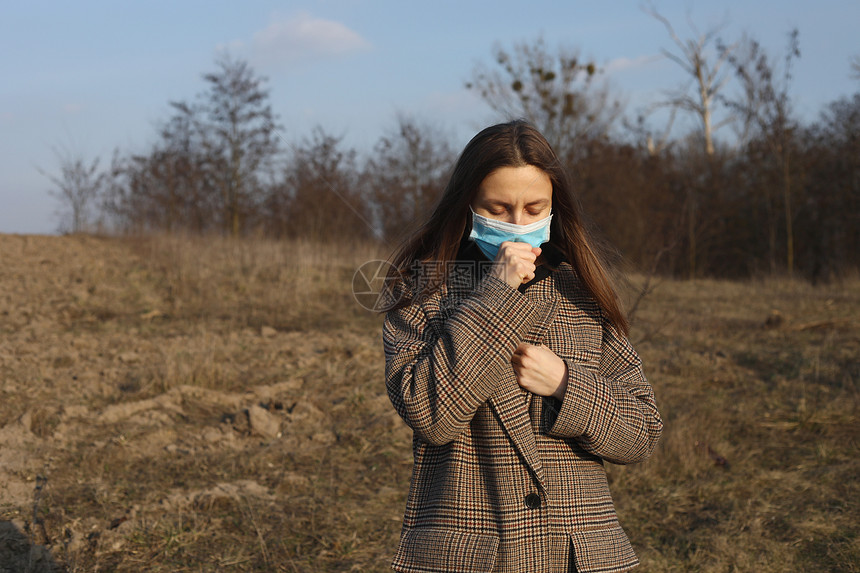 外出咳嗽时身戴保护无菌医疗面具的欧洲年轻女症状流行冠状概念covid19咳嗽女孩身戴保护无菌医疗面具的欧洲年轻女户外咳嗽症状流行图片