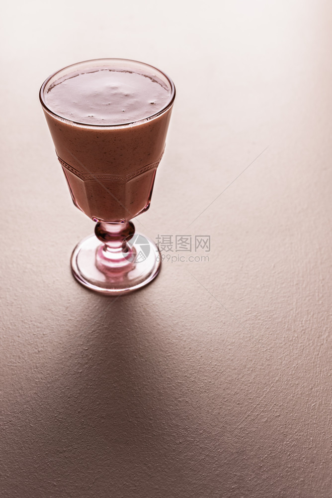 粉红色背景的草莓冰淇淋夏天凉爽的饮料红色冰淇淋用酸奶制成一杯浆果奶昔图片